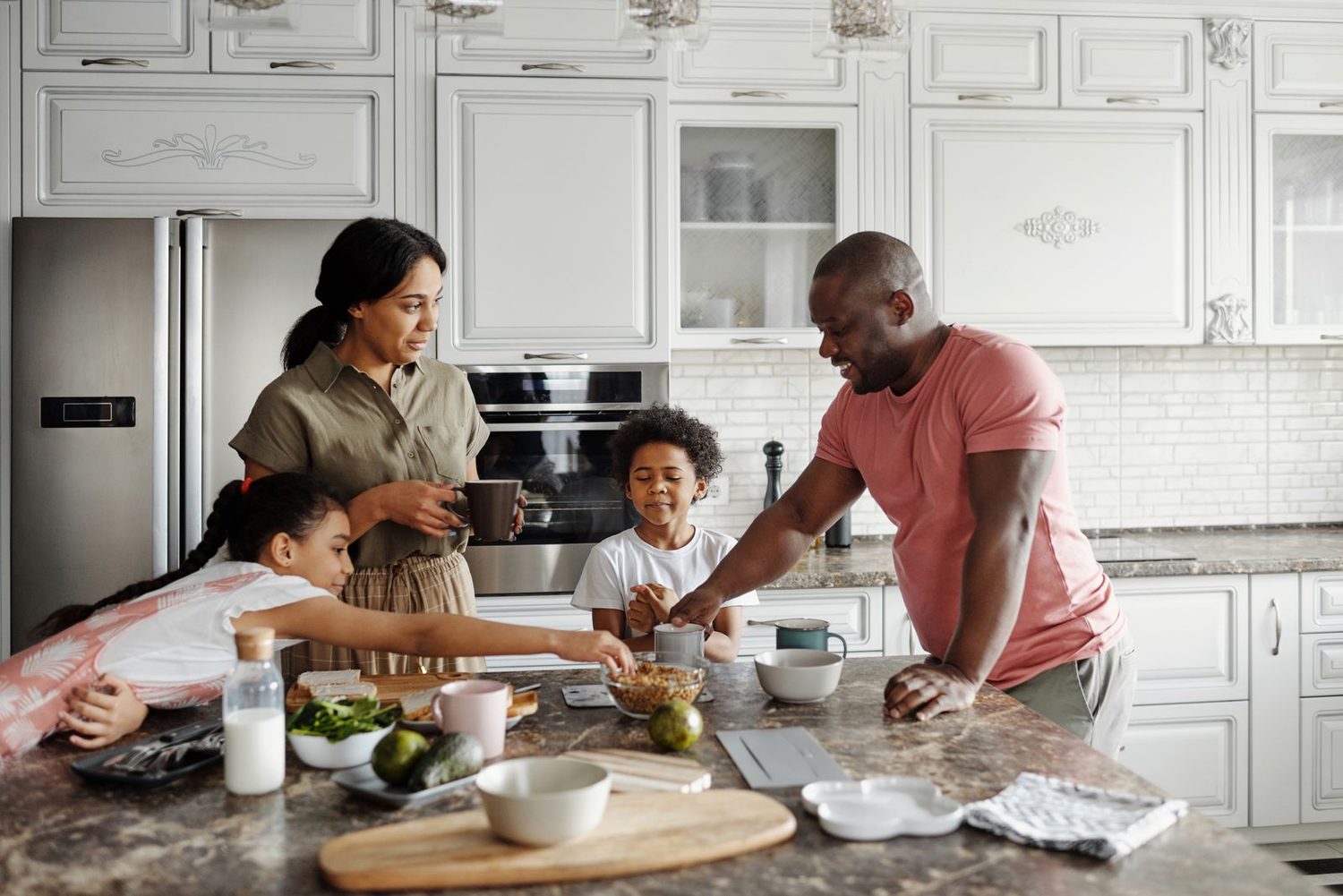 Família feliz cozinhando junta na cozinha planejada