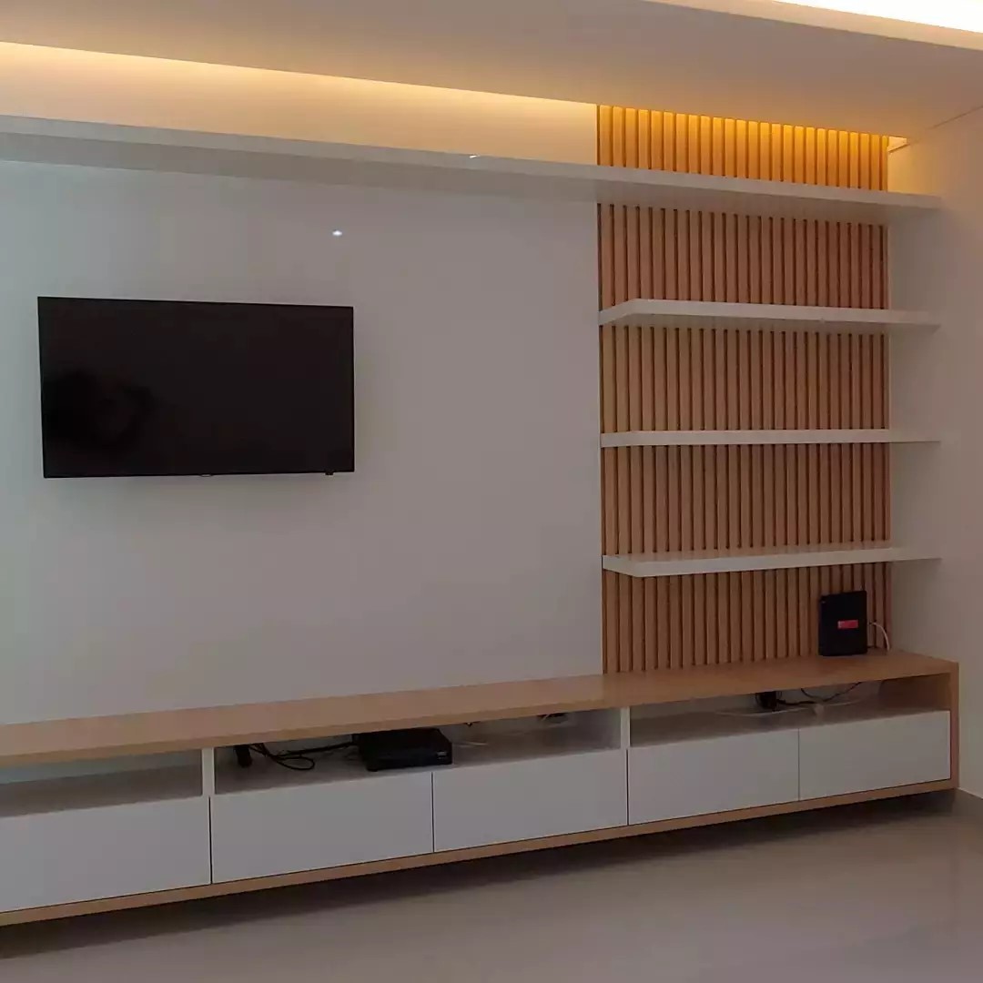 Painel de TV com ripado de madeira, prateleiras e iluminação embutida na sala