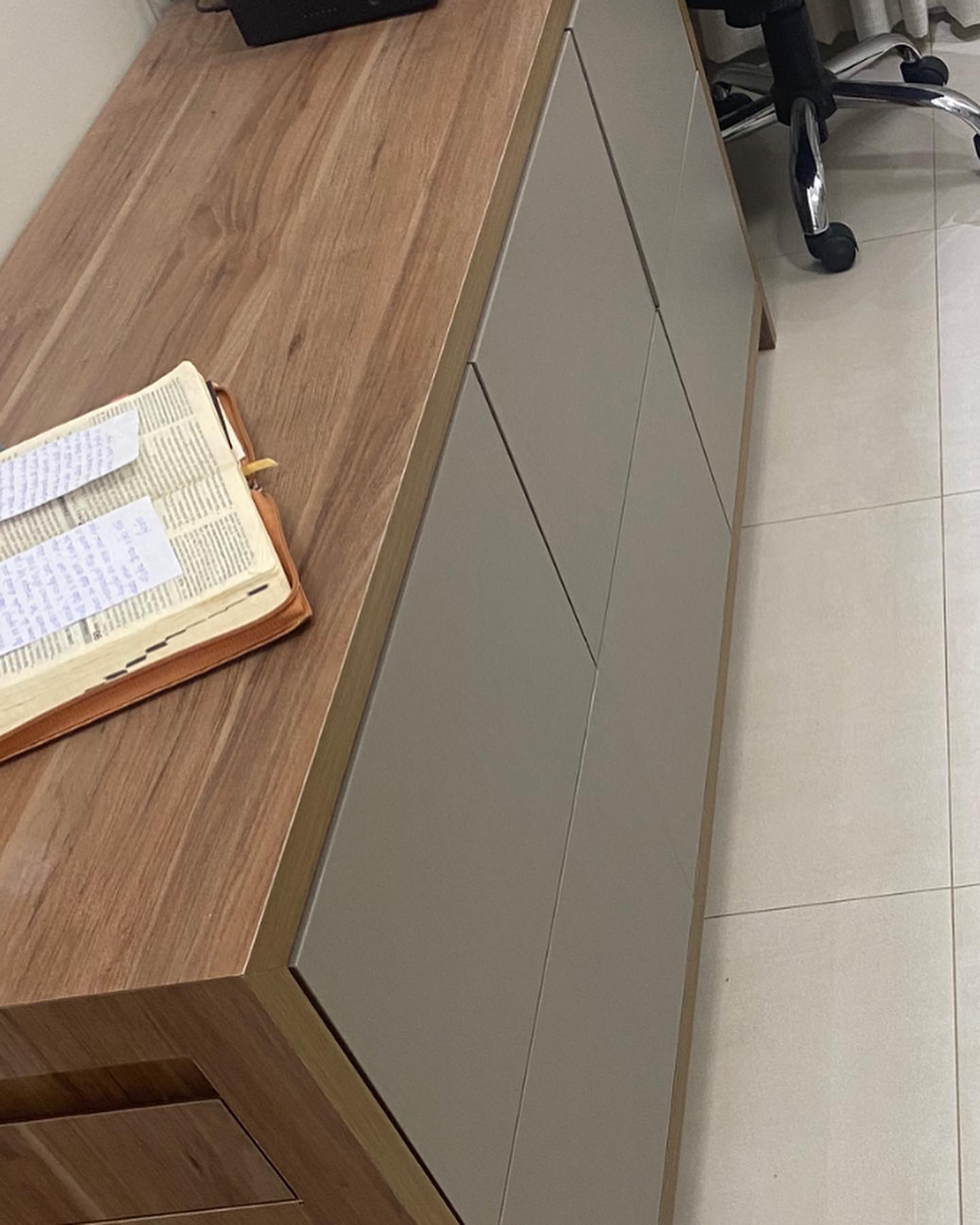 Detalhe de bancada de trabalho em madeira com encaixe e borda acabados