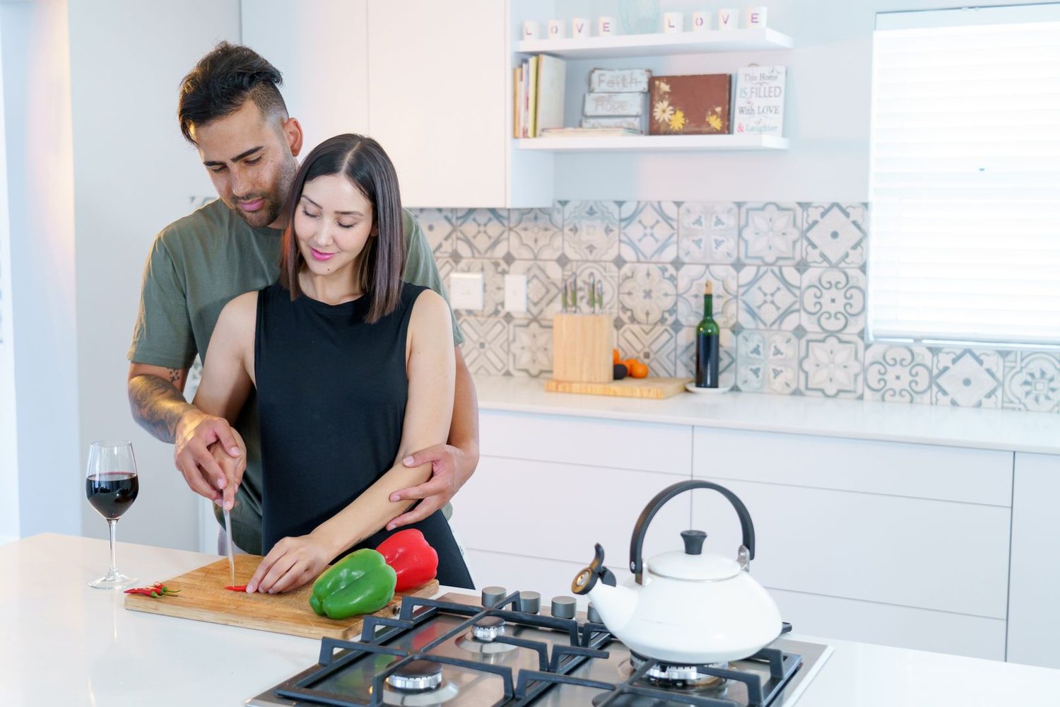 Casal cozinhando junto na primeira casa